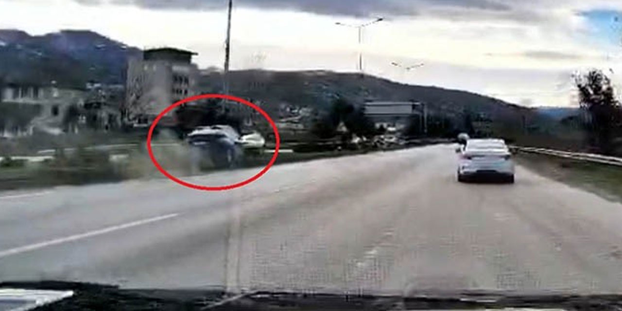 Samsun'da cenaze dönüşü 4 kişinin yaralandığı kaza araç kamerasına yansıdı