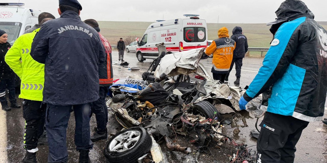 Otobüs otomobili kağıt gibi ezdi: 3 ölü, 1 yaralı