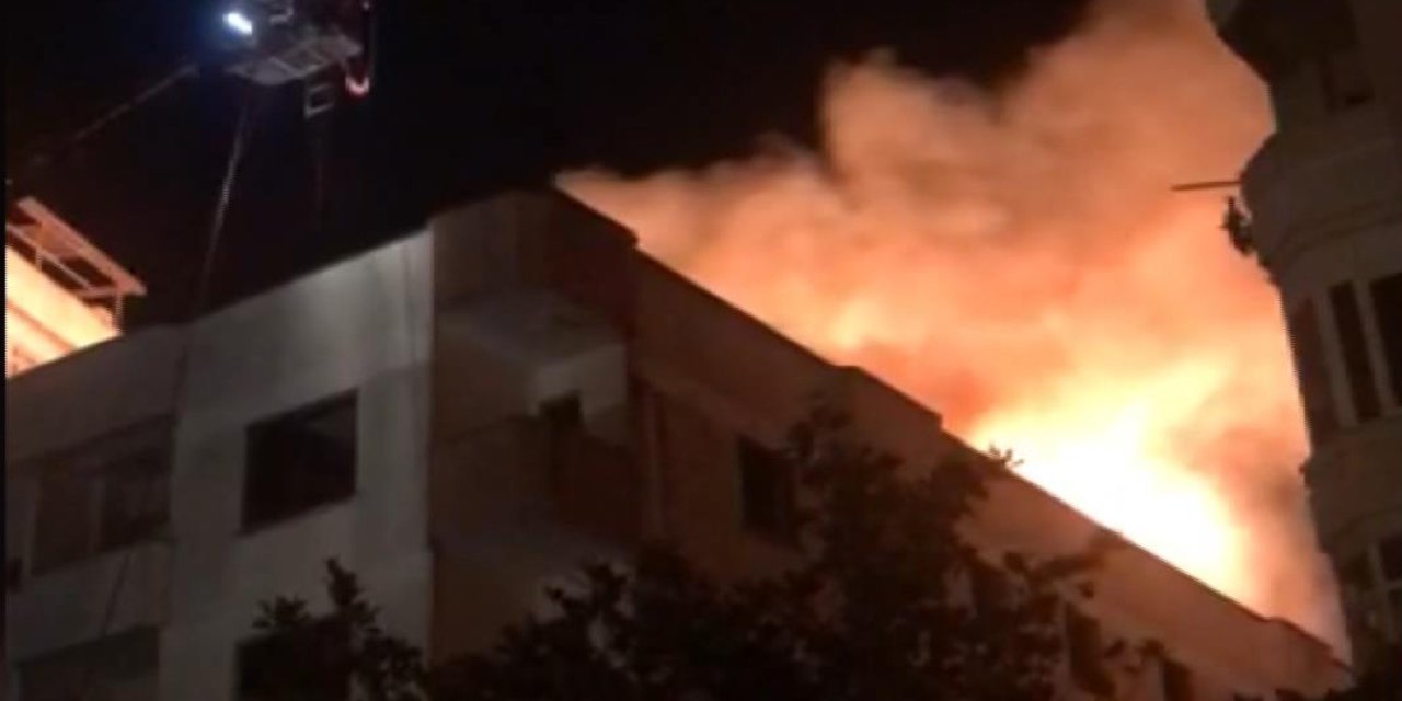 Pendik'te Metruk Binanın Çatı Katı Alev Alev Yandı