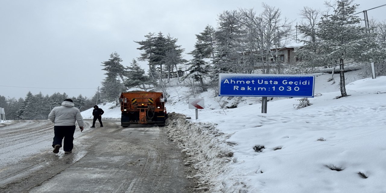 Karabük'te kar yağışıyla birlikte karayolları çalışmalarını sürdürüyor