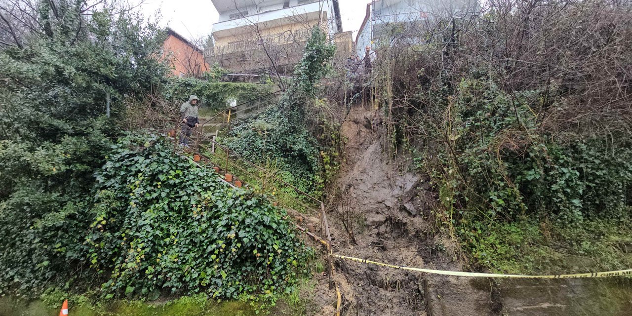 Zonguldak'ta 8 eve ulaşım sağlayan merdiven heyelan nedeniyle kapatıldı