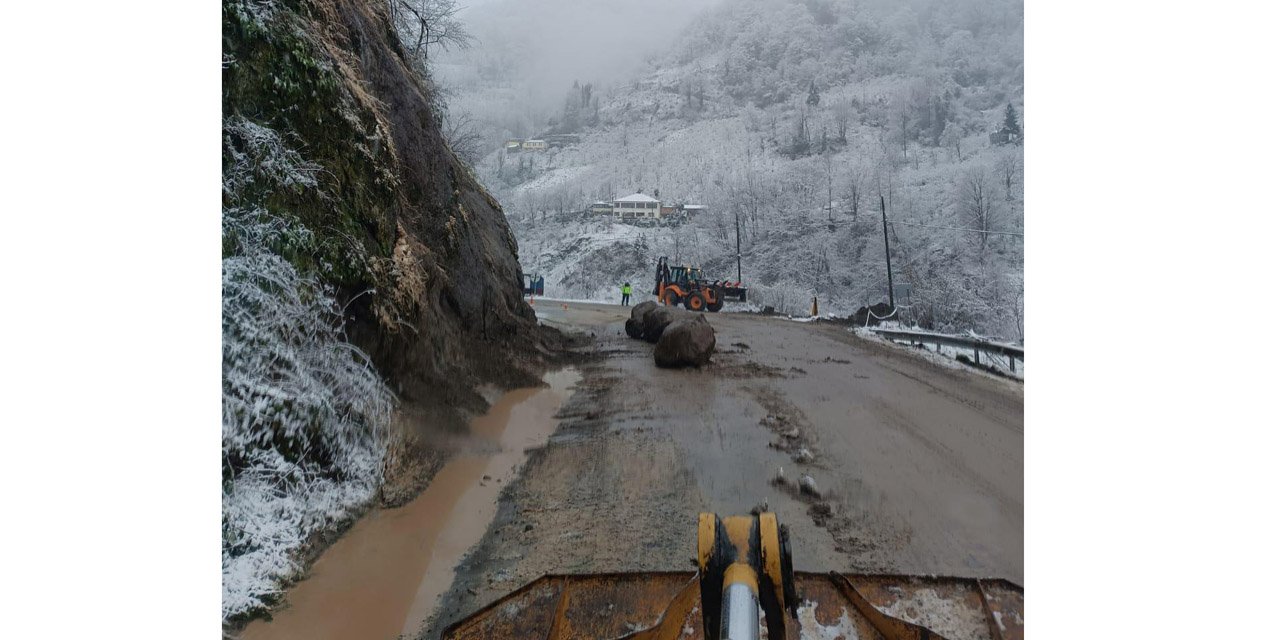 Şalpazarı-Beşikdüzü karayolunda heyelan