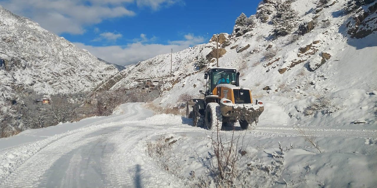 Artvin’de kar yağışı nedeniyle 34 köy yolu ulaşıma kapandı