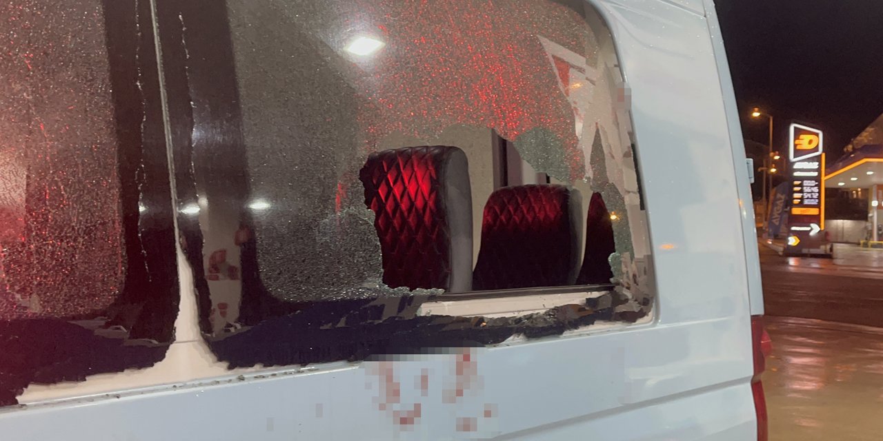 Alkolmetreyi üflememek için direndi, dolmuşun camını kafasıyla kırdı