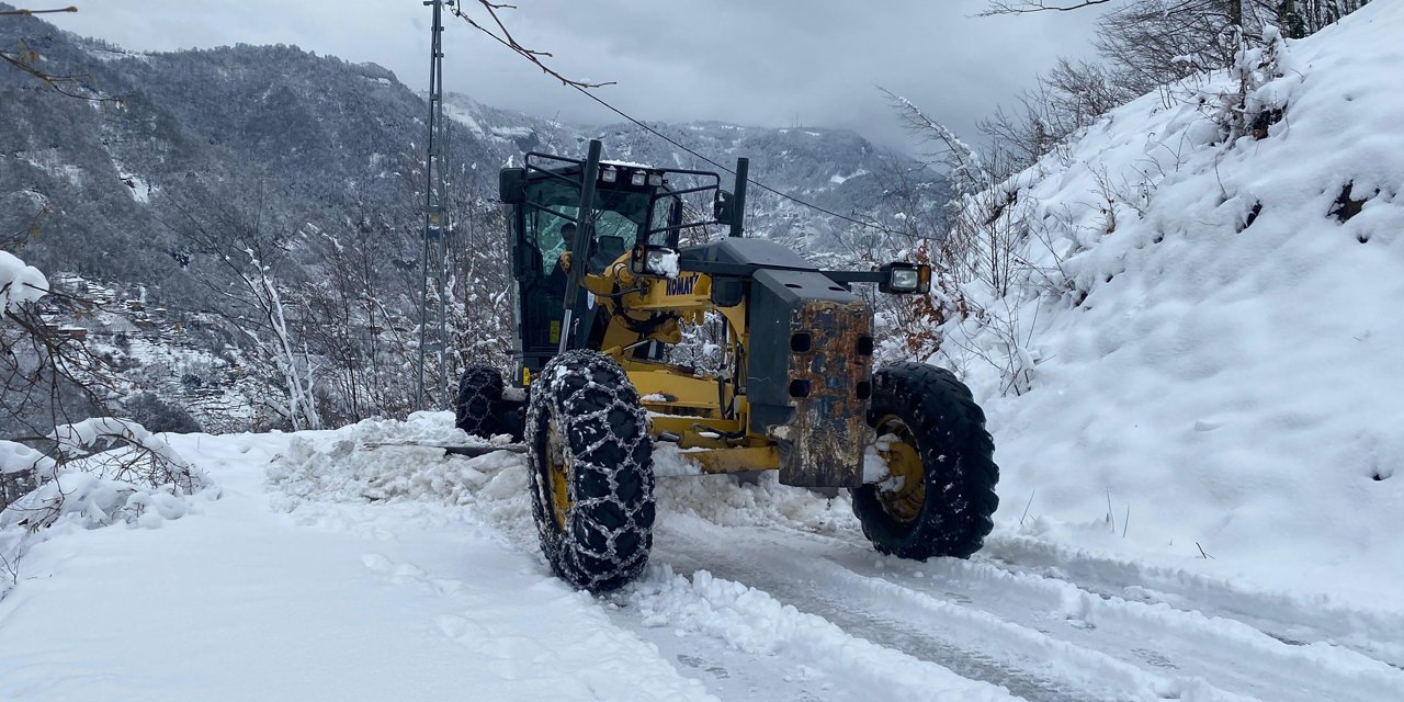 Trabzon'da kar yağışı nedeniyle kapanan mahalle yolları ulaşıma açılıyor