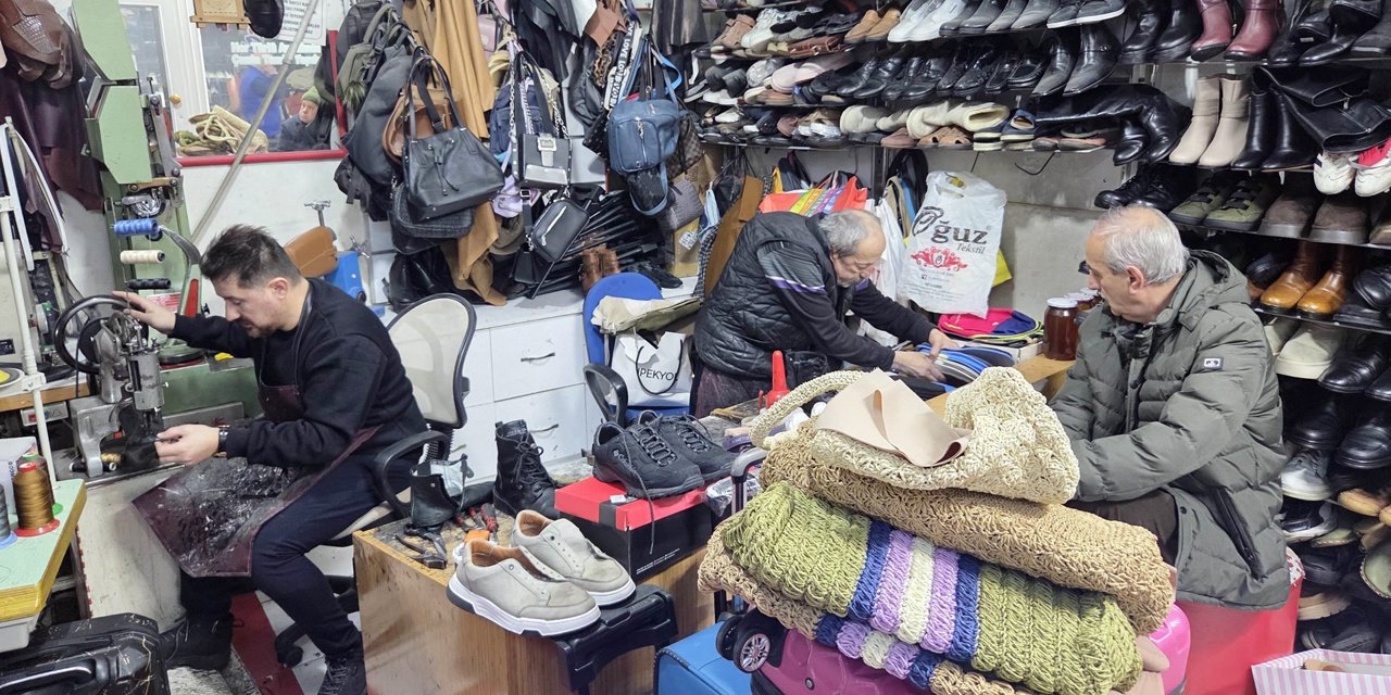 Kara kış ayakkabı tamircilerini ısıttı