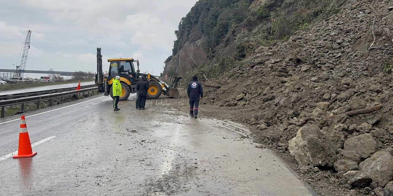 Heyelan kara yolunu kapattı, otomobilde maddi hasar meydana geldi
