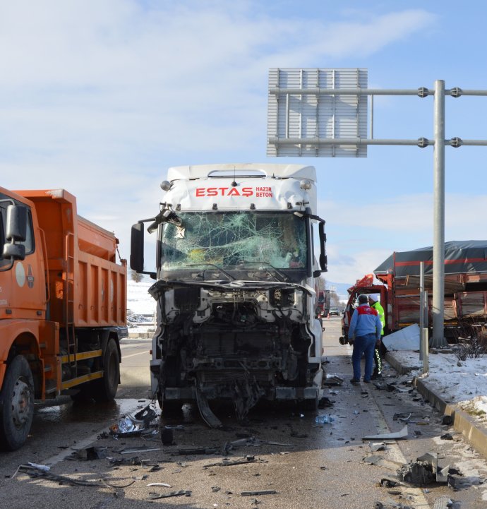 Samsun'da tır ile kamyonet çarpıştı: 2 yaralı