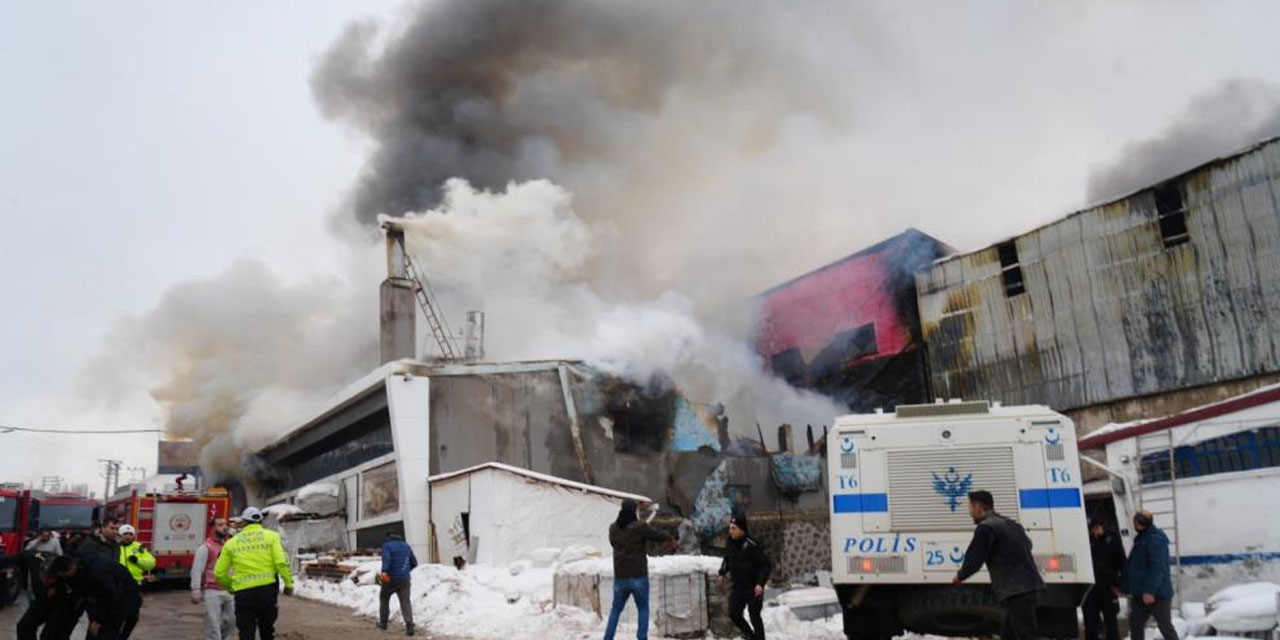 Erzurum'daki mobilya üretimi yapan iş yerinde çıkan yangın öncesi meydana gelen patlama güvenlik kamerasında