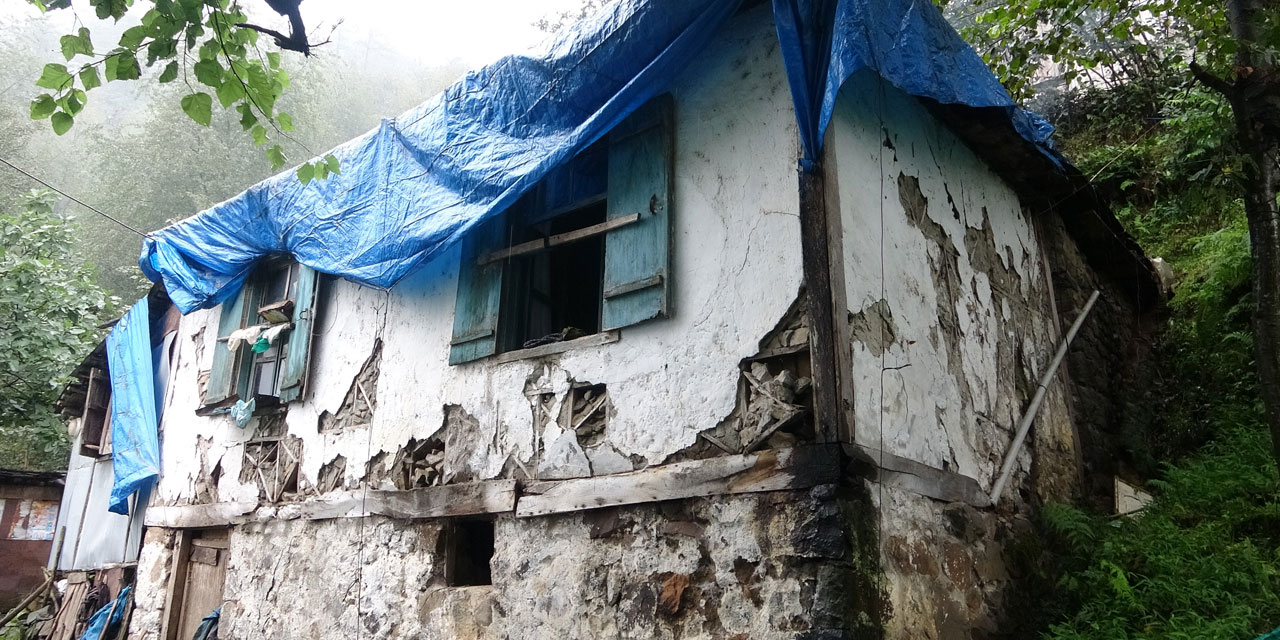 Şehit ailesi harabe köy evinden kurtuldu