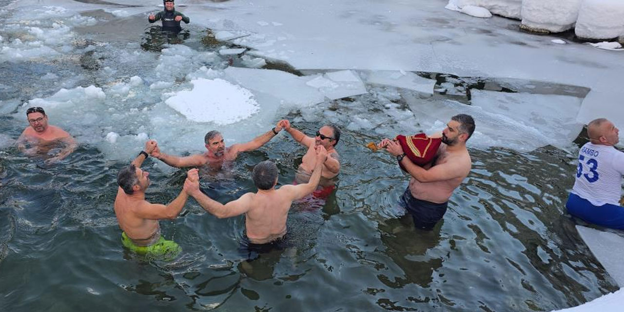 Rize'de buz tutan suda yüzerek eğlendiler