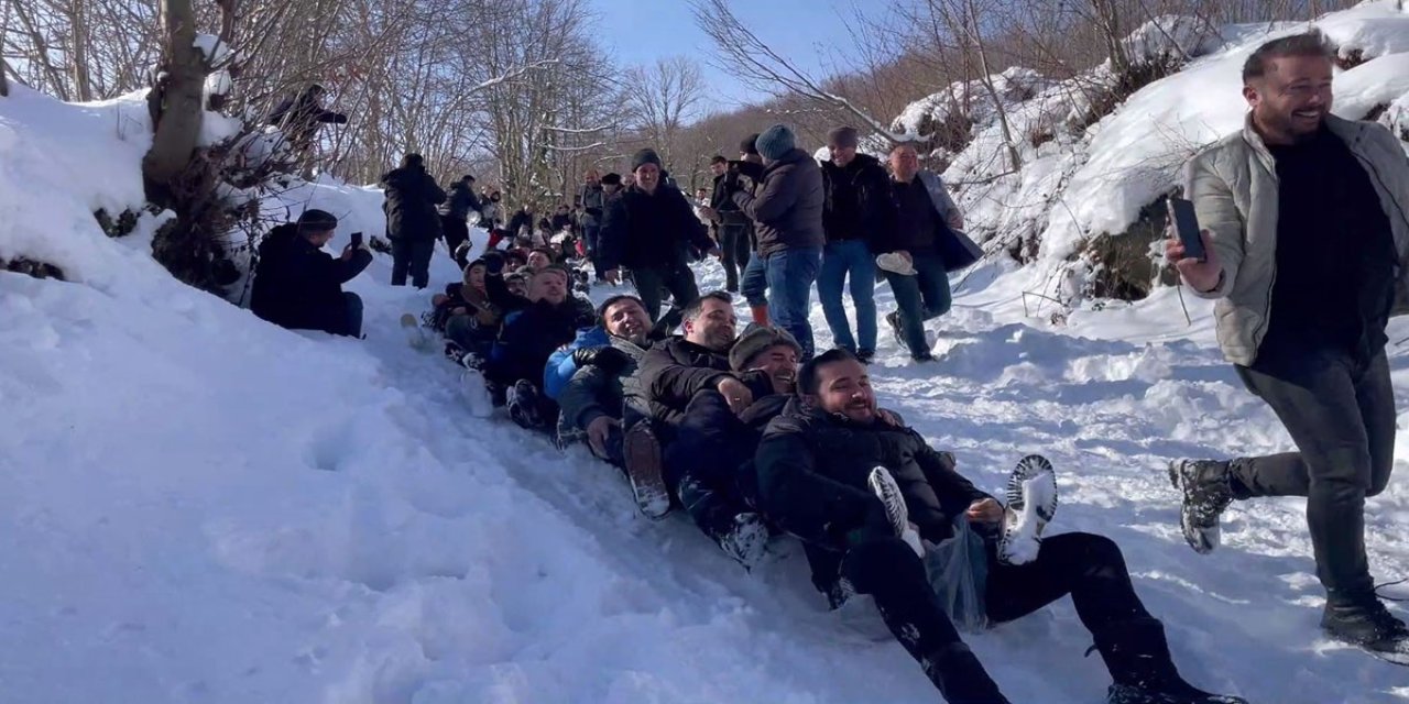 Ordu'da kar yağışı eğlenceye dönüştü: 150 kişi aynı anda kaymaya çalıştı