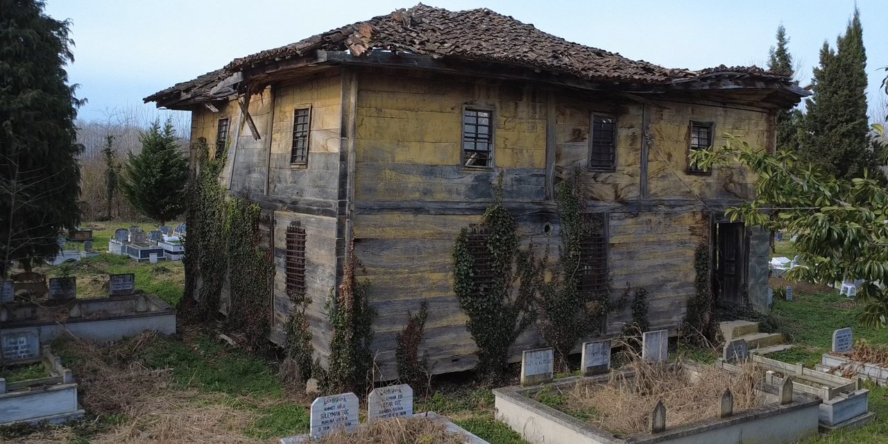 Asırlık cami ilgi bekliyor
