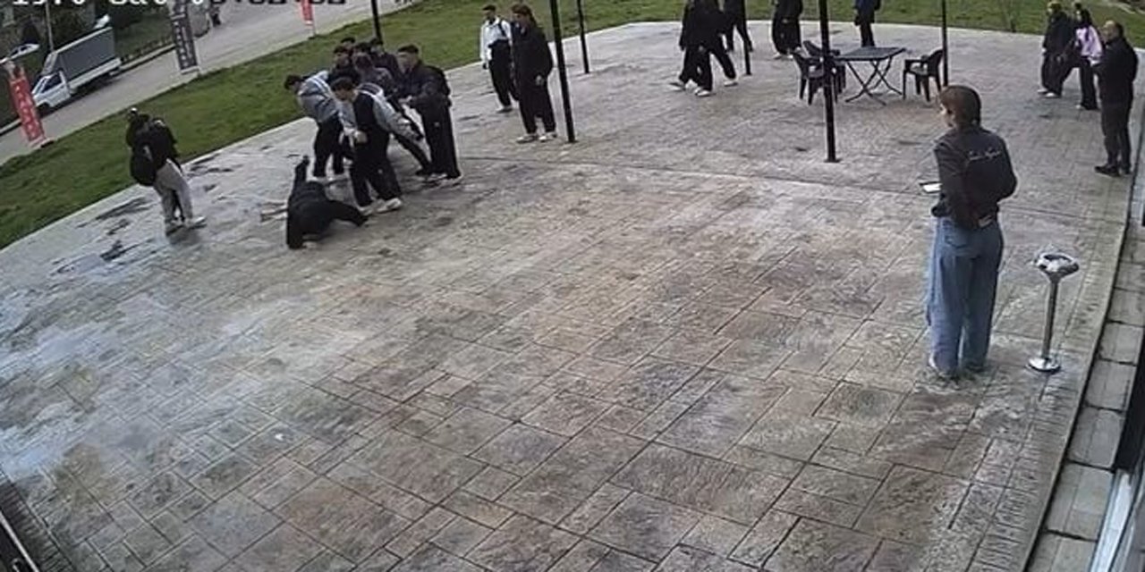 Akran zorbalığı sokağa taştı: Esnaf genci darp edilmekten kurtardı