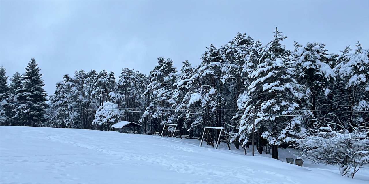 Artvin'in ünlü Kafkasör Yaylası, beyaz örtüyle sessizliğe büründü