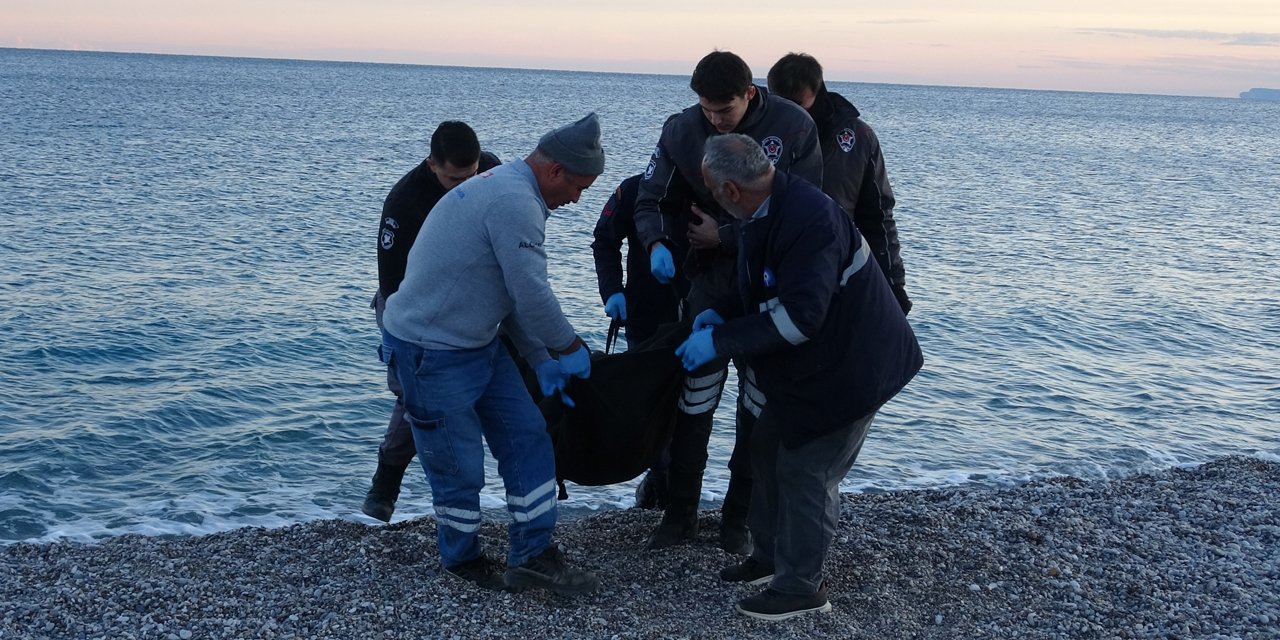 Antalya'da balık tutan vatandaşların oltasına ceset takıldı