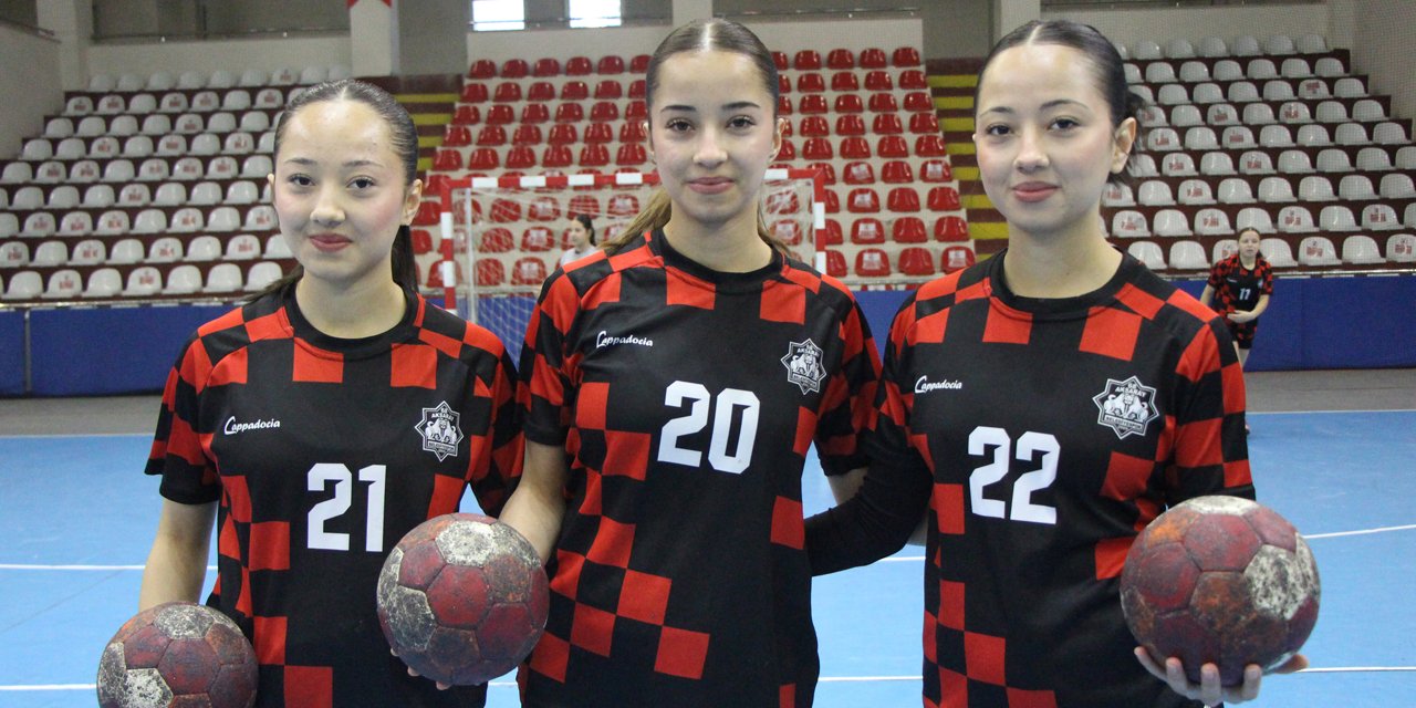 Aynı takımdaki hentbolcu üçüzleri gören şaşırıyor