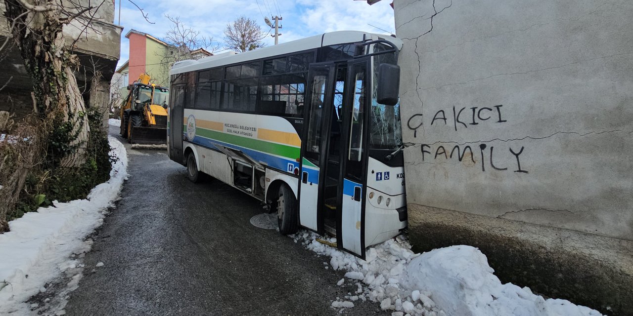 Halk otobüsü eve daldı; büyük bir faciadan dönüldü