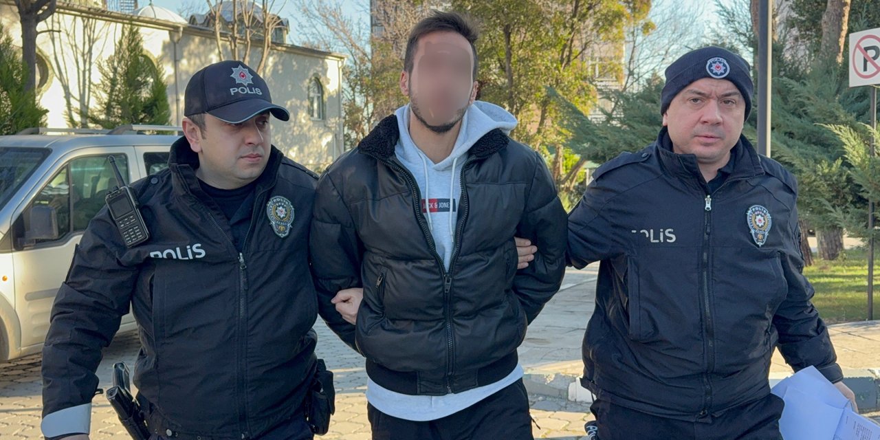 Halk otobüsünde lise öğrencisinin boynuna bıçak dayayan üniversite öğrencisi yakalandı