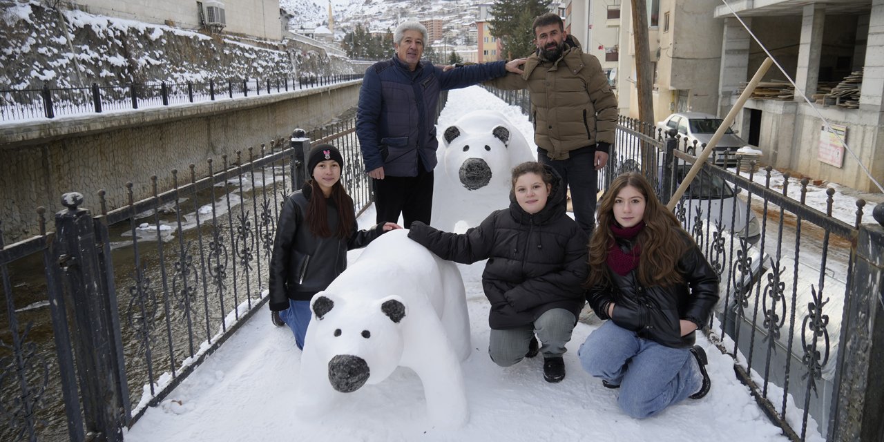 Tır şoförünün kardan yaptığı anne ve yavru ayı ilgi odağı oldu