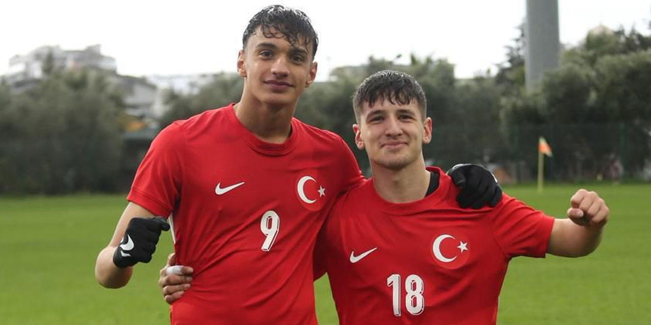 Rizesporlu Mustafa Coşkun ve Kayra'dan Milli sevinç