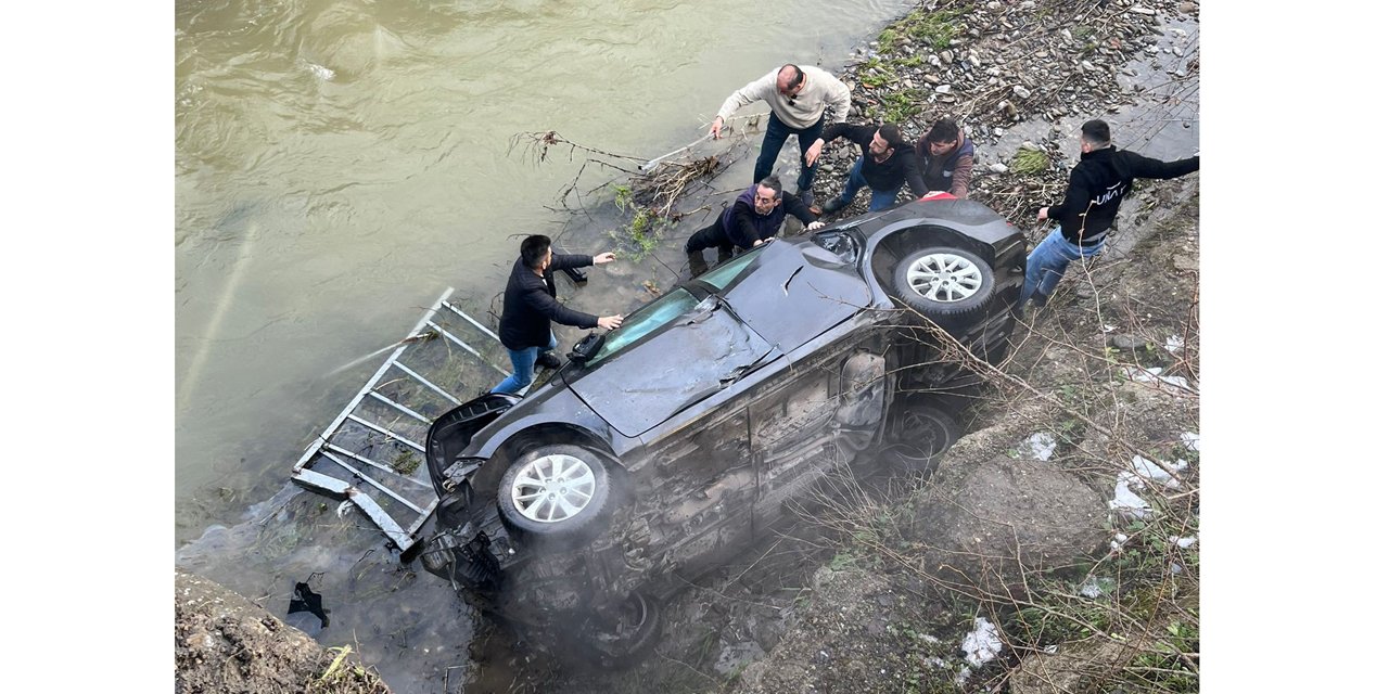 Zonguldak'ta kontrolden çıkan otomobil 20 metreden dereye uçtu; 1 yaralı