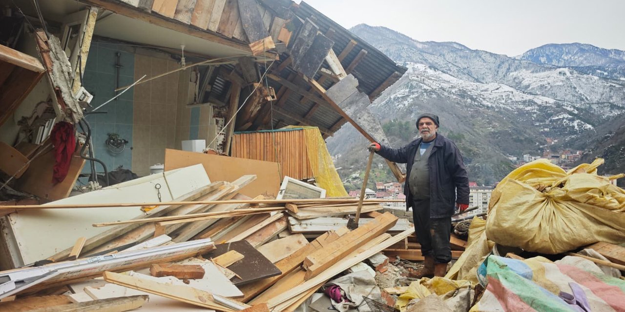 İneklerine ot vermek için geldiği ahırda heyelandan son anda kurtuldu