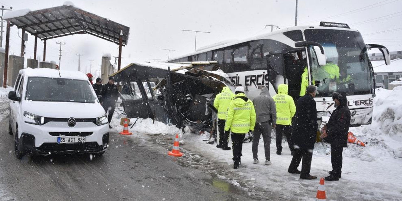 Yolcu otobüsünün polis noktasına çarpma anı görüntüleri ortaya çıktı