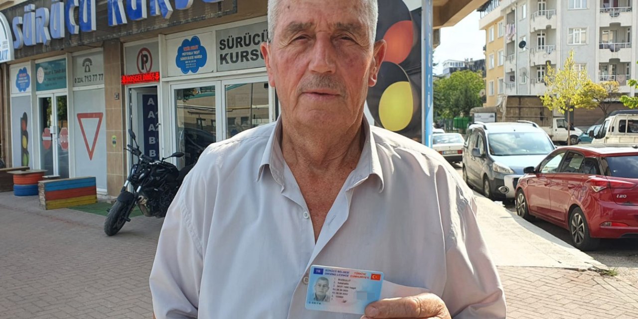 73 Yaşında, 30'uncu Denemesinde Sürücü Belgesi Aldı