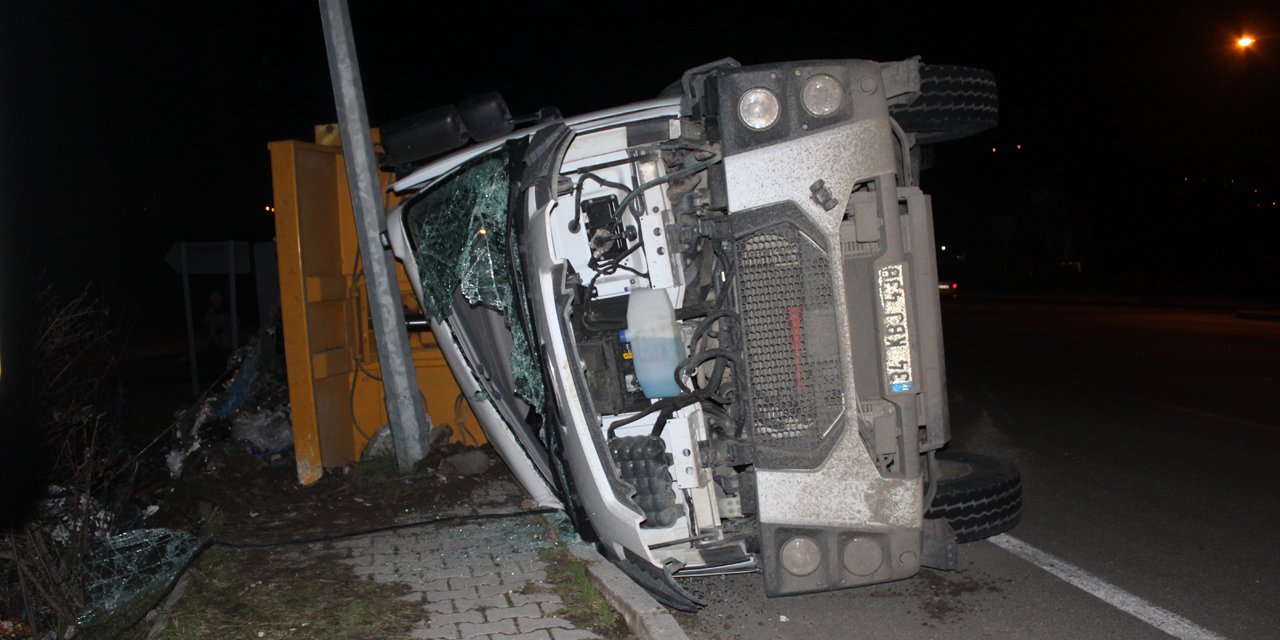 Ordu'da çöp kamyonu devrildi: Sürücü yaralandı
