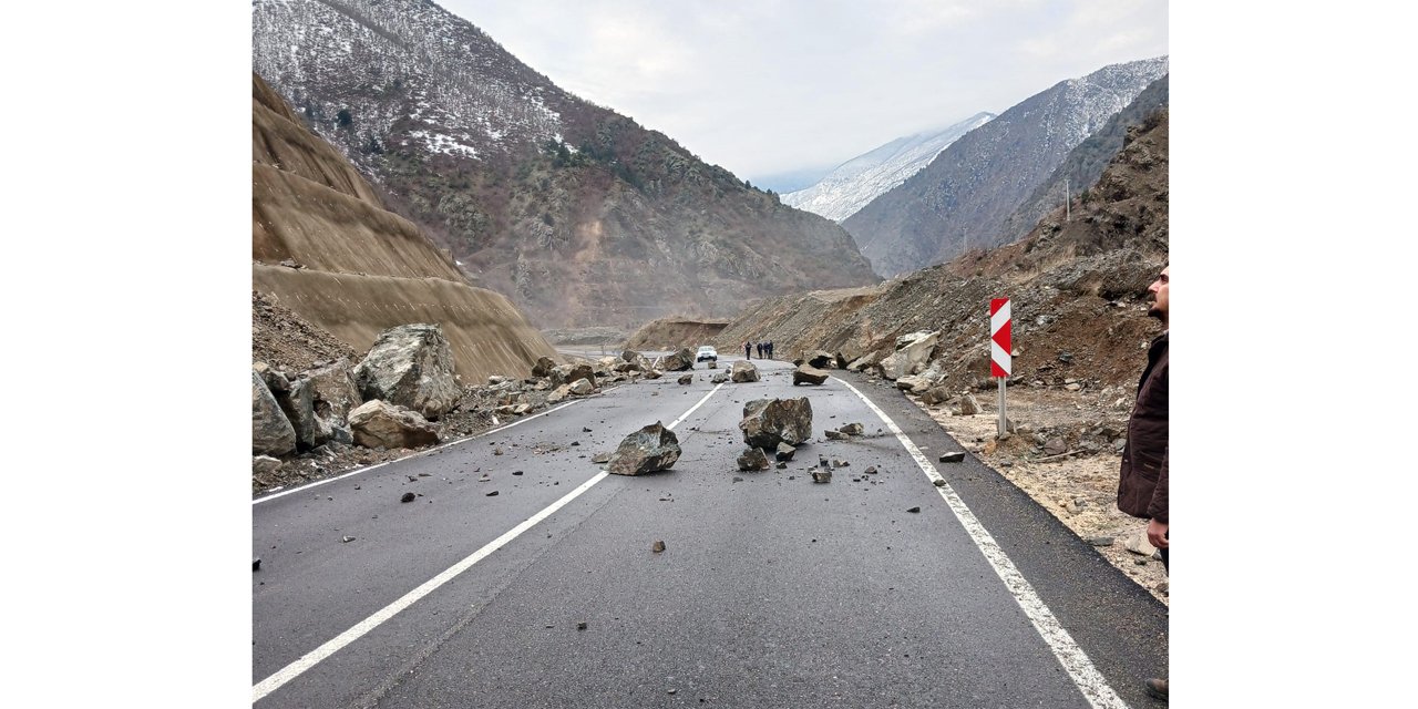 Artvin-Şavşat Karayolu’nda heyelan
