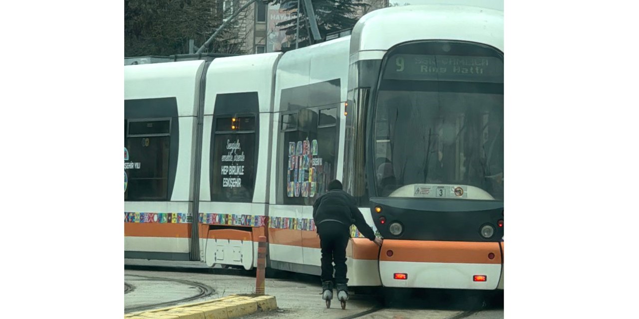Patenli çocuk tramvayın arkasına tutunarak canını hiçe saydı