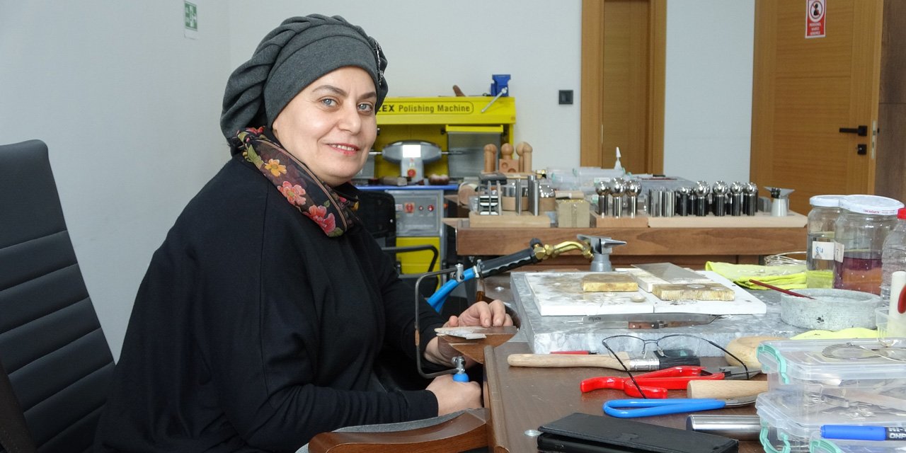 40 yaşından sonra takı tasarımcısı oldu