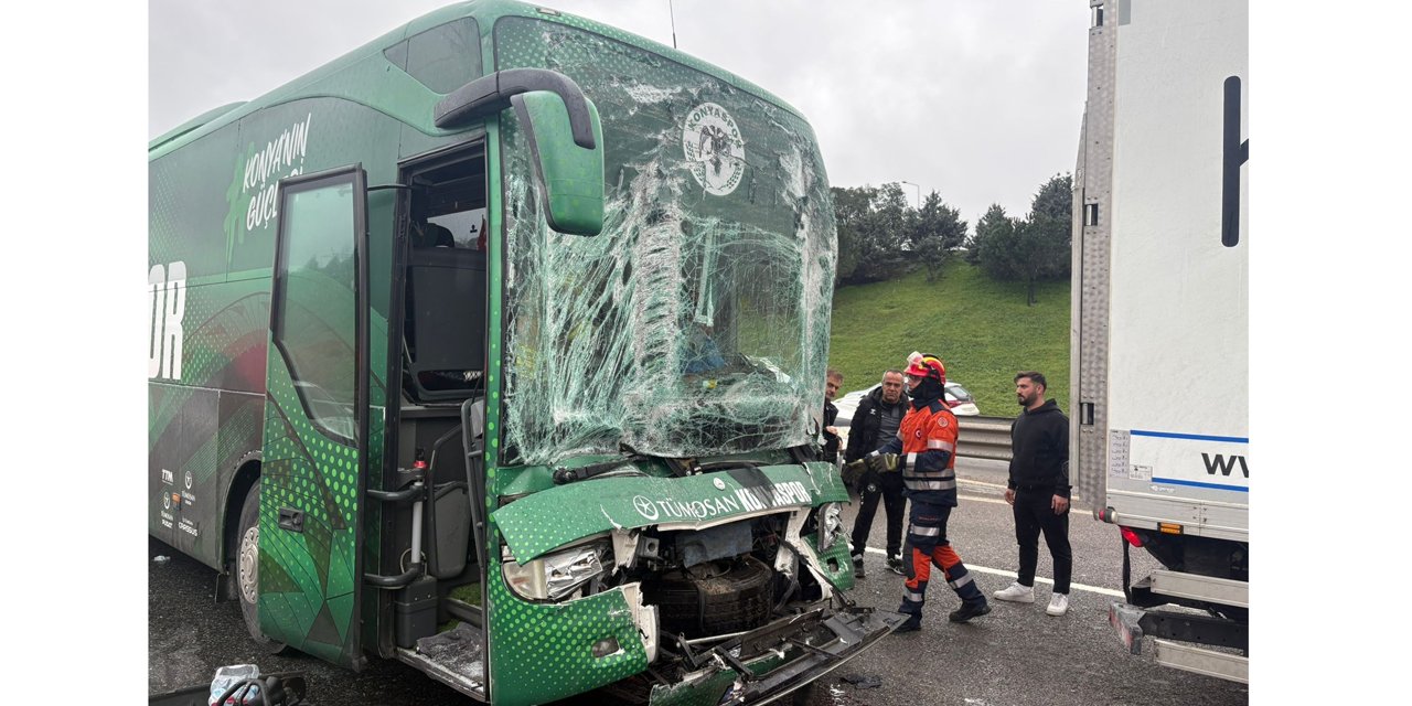 Konyaspor U-19 futbol takımını taşıyan otobüs kaza yaptı: 3 yaralı
