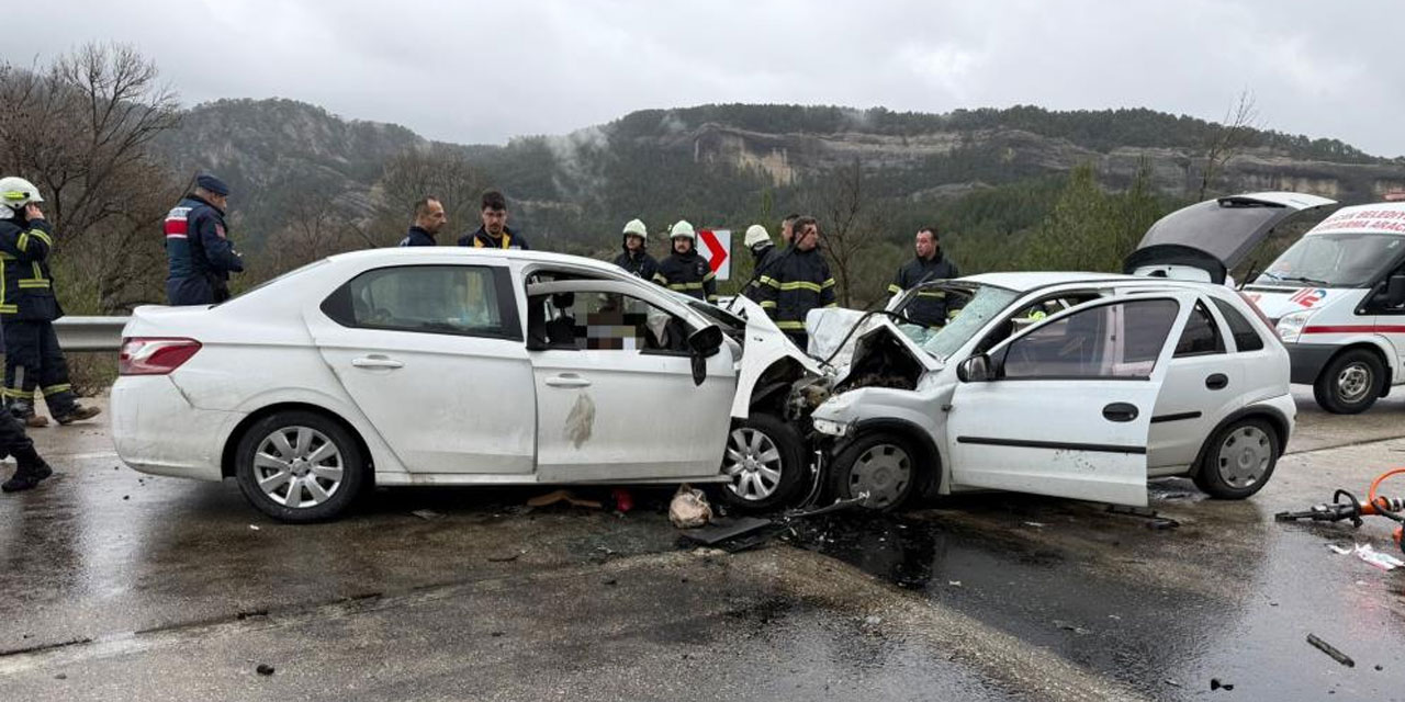 Antalya-Isparta yolunda iki otomobil kafa kafaya çarpıştı: 6 ölü, 6 yaralı