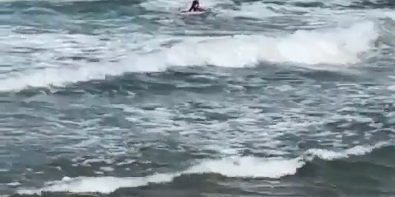 Sarıyer’de Dalgalara Aldırış Etmeden Denize Girdi, Boğulmaktan Son Anda Kurtarıldı