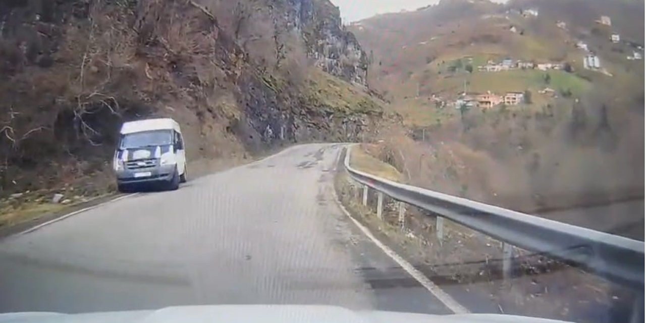 Trabzon'da öğrenci servisi kazası kamerada