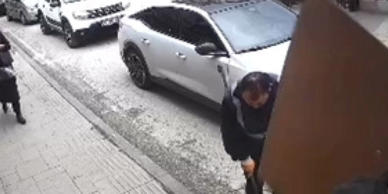 Şiddetli rüzgar nedeniyle düşen tabela, işçinin kafasına böyle çarptı: O anlar güvenlik kamerasında
