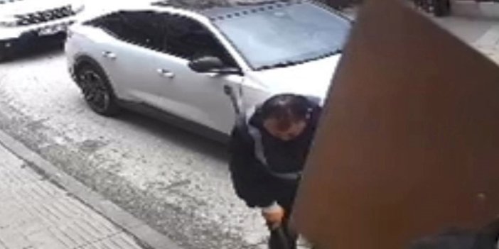Şiddetli rüzgar nedeniyle düşen tabela, işçinin kafasına böyle çarptı: O anlar güvenlik kamerasında