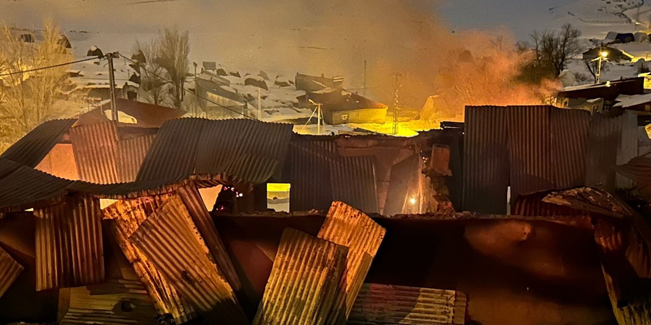 Tekman'da korkutan yangın: 3 ev kullanılamaz hale geldi