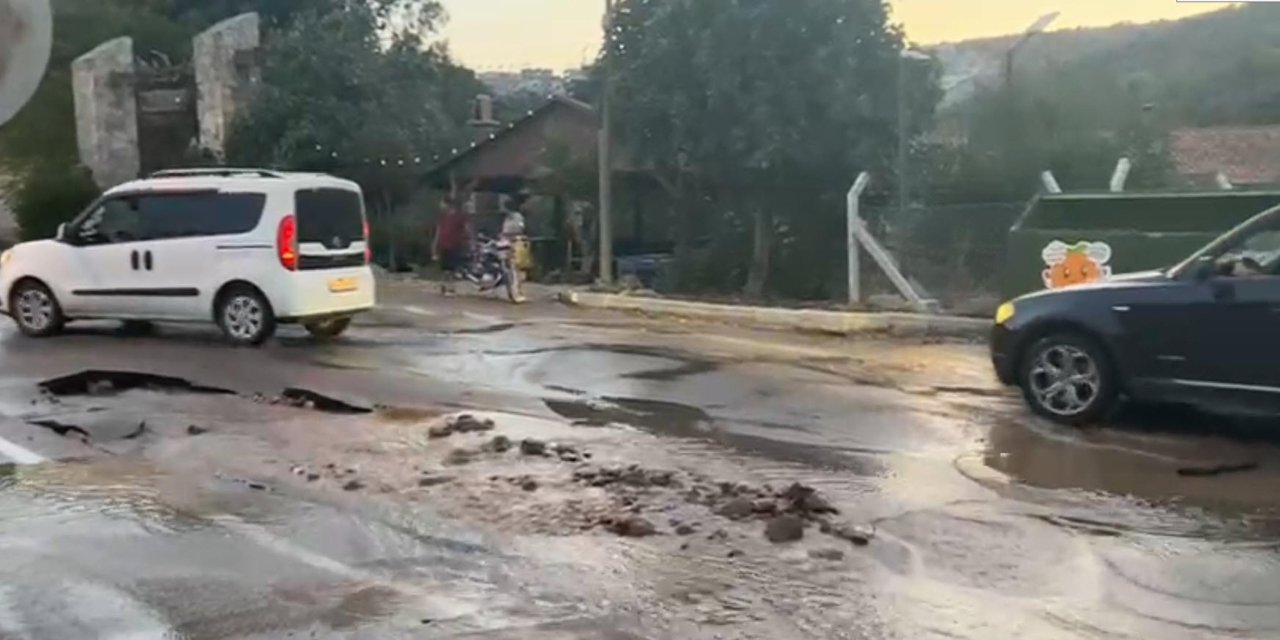 Bodrum'da Su İsale Hattı Patladı; Yol Çöktü, Cadde Suyla Doldu