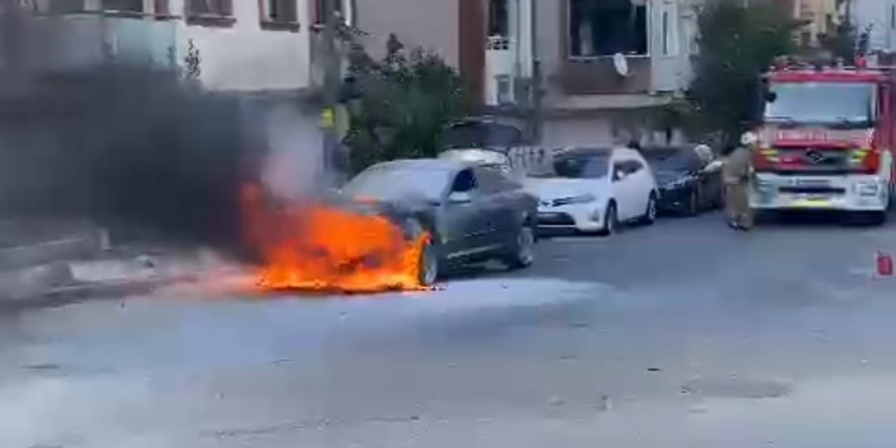Üsküdar'da Park Halindeki Otomobil Alev Alev Yandı