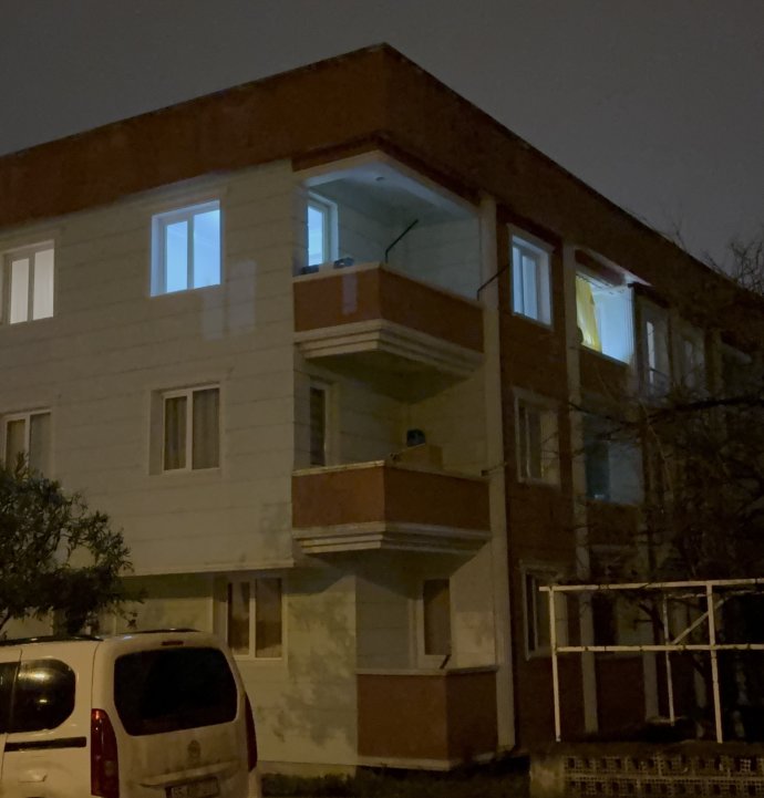 Telefonla yüksek sesle konuşma kavgasında ablasını bıçaklayıp balkondan atladı