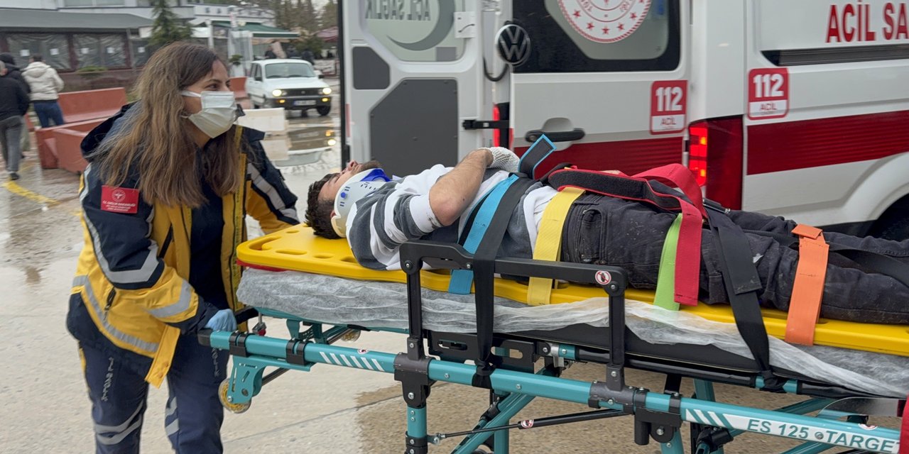 Babasını ameliyata götürürken yaptığı kazada oğlu yaralandı