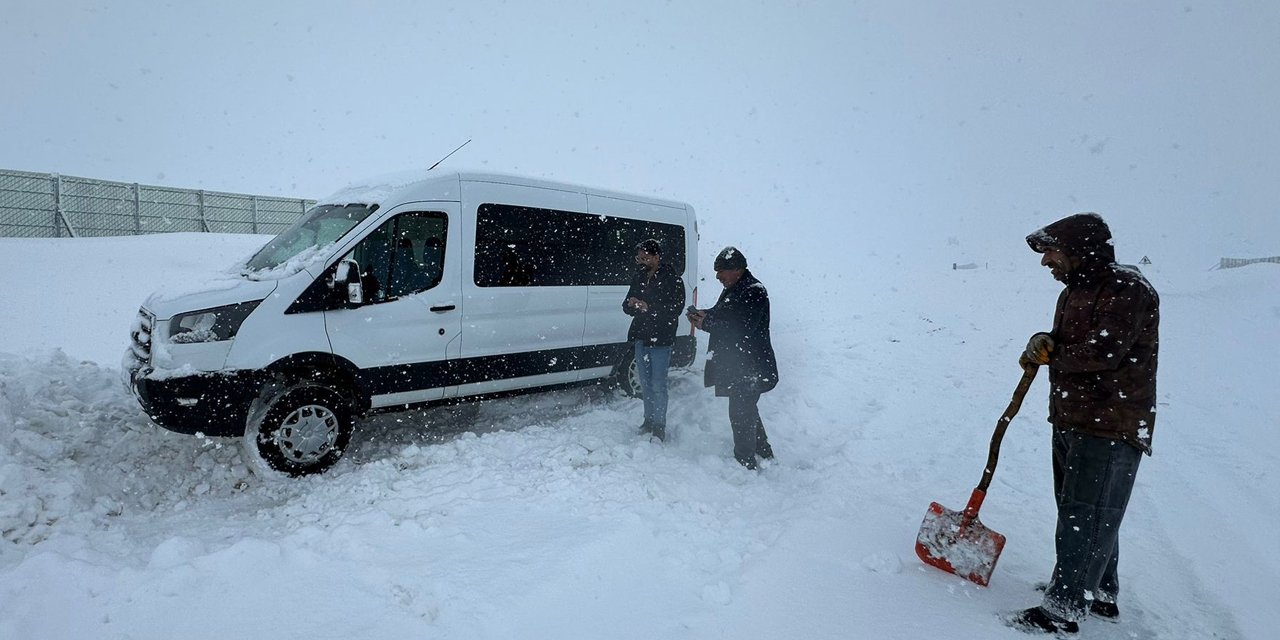 Erzurum'da kar yağışı ve tipi nedeniyle araçlar yolda mahsur kaldı