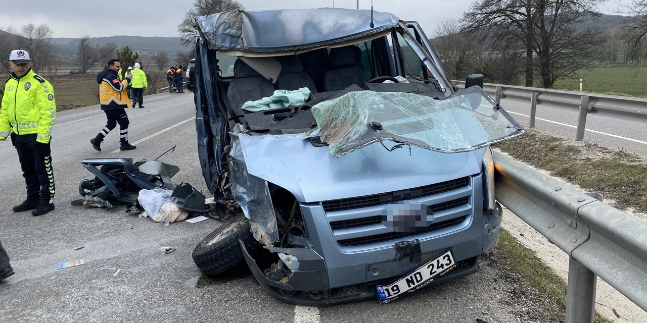 Çorum'da minibüs tıra çarptı: Sürücü araçta sıkıştı, eşi ve kızı yola savruldu