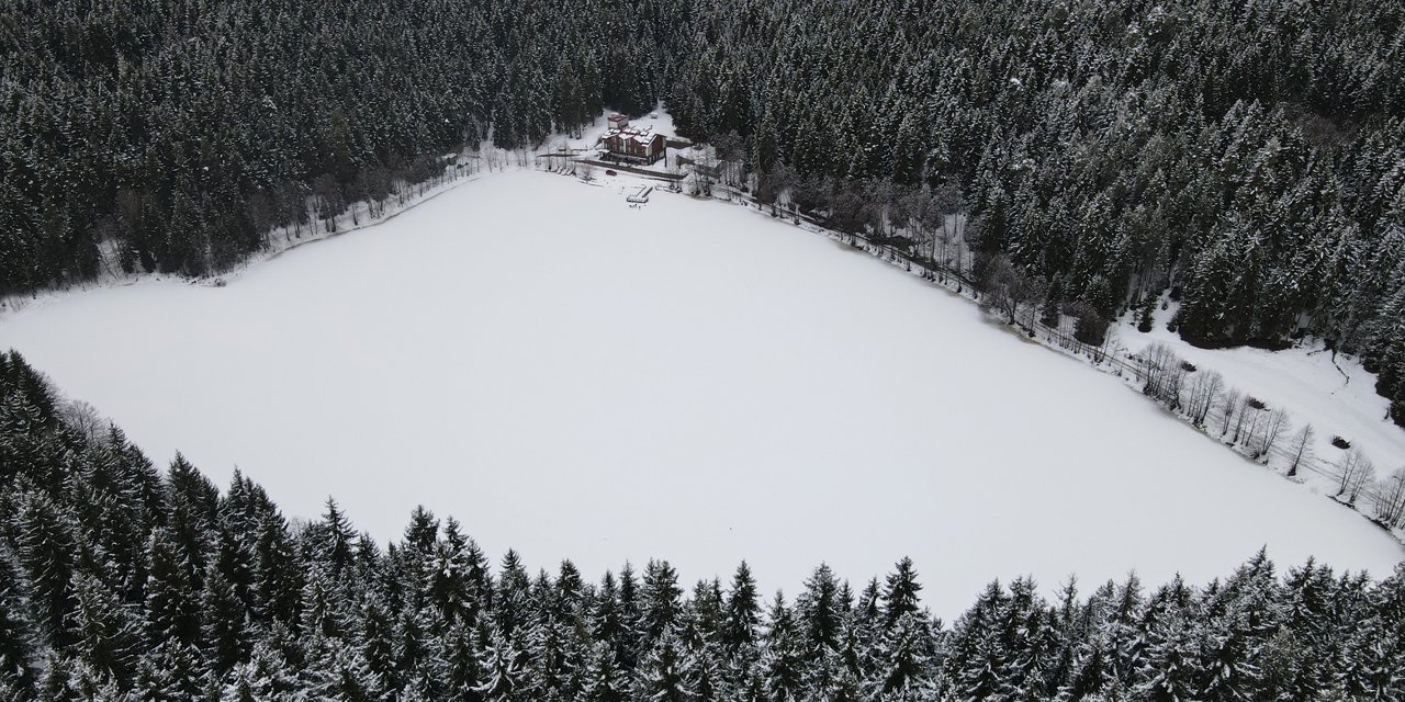 Karagöl buz tuttu, beyaz örtü altındaki manzara hayran bıraktı