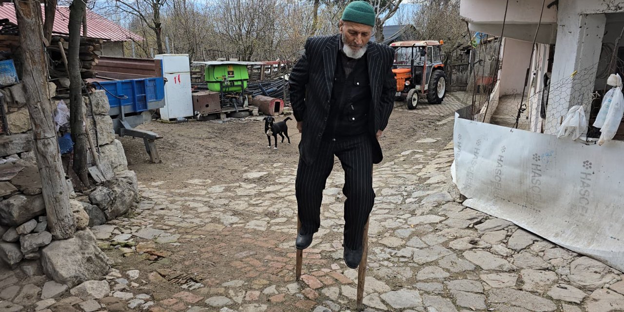 Kendi yaptığı 'ayakcak' ile mahalleyi geziyor