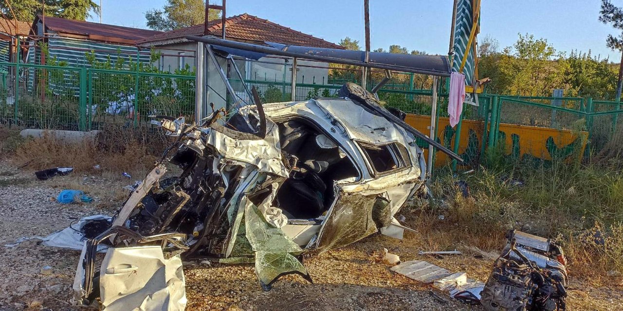 Takla Atıp Otobüs Durağına Çarpan Otomobildeki Kadın Öldü, Eşi Ağır Yaralandı