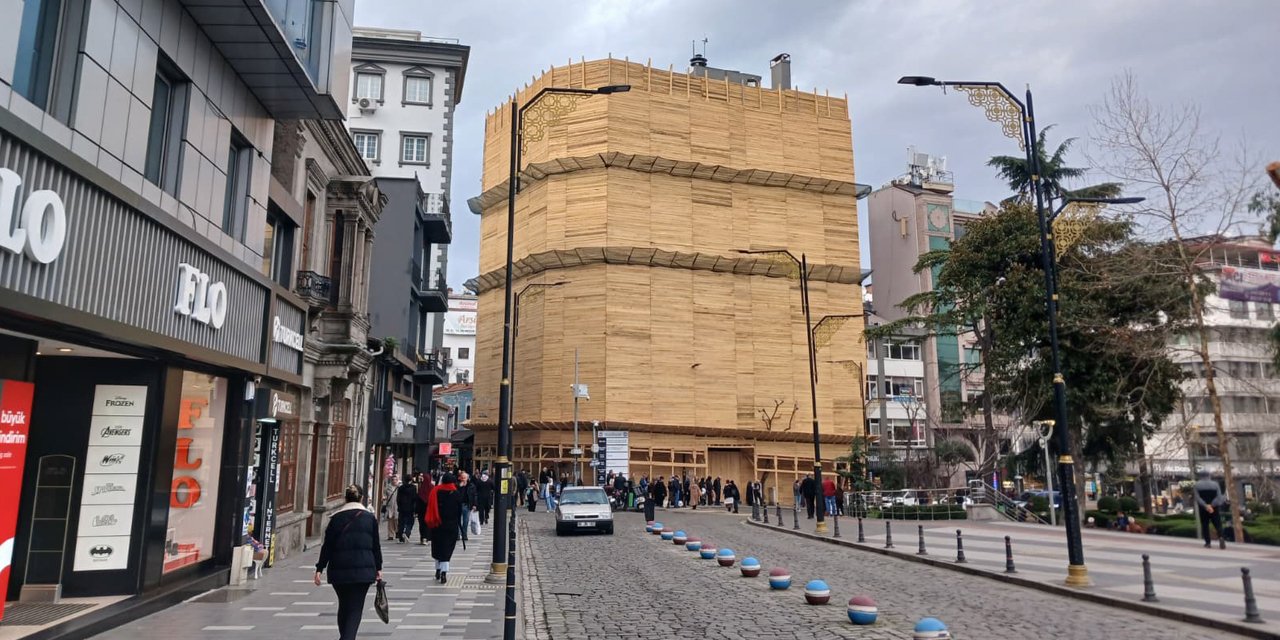 Şehrin merkezinde binayı kereste ile paketlediler